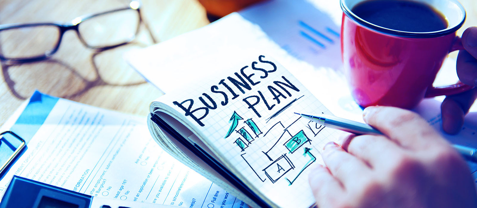 blocco-notes-su-scrivania-da-ufficio-con-business-plan